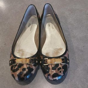 AK "Messenger"ANNE KLEIN Iflex Leopard Print Flats w/Buckle Accent - Size 8.5M